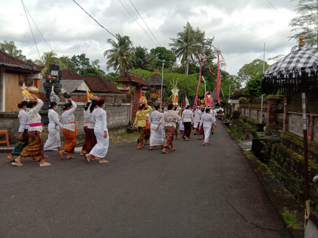 Bersinergi dengan Pecalang Desa Adat, Bhabinkamtibmas pantau penerapan prokes pada acara keagamaan